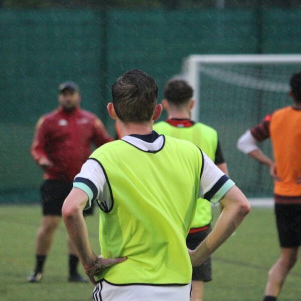 Dzień z życia trenera Warty Poznań – planowanie treningów i zarządzanie drużyną