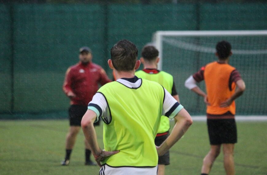 Dzień z życia trenera Warty Poznań – planowanie treningów i zarządzanie drużyną